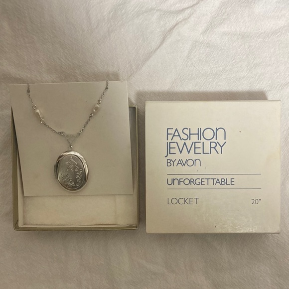 Avon Jewelry - Vintage Avon Unforgettable Locket and Chain 20”